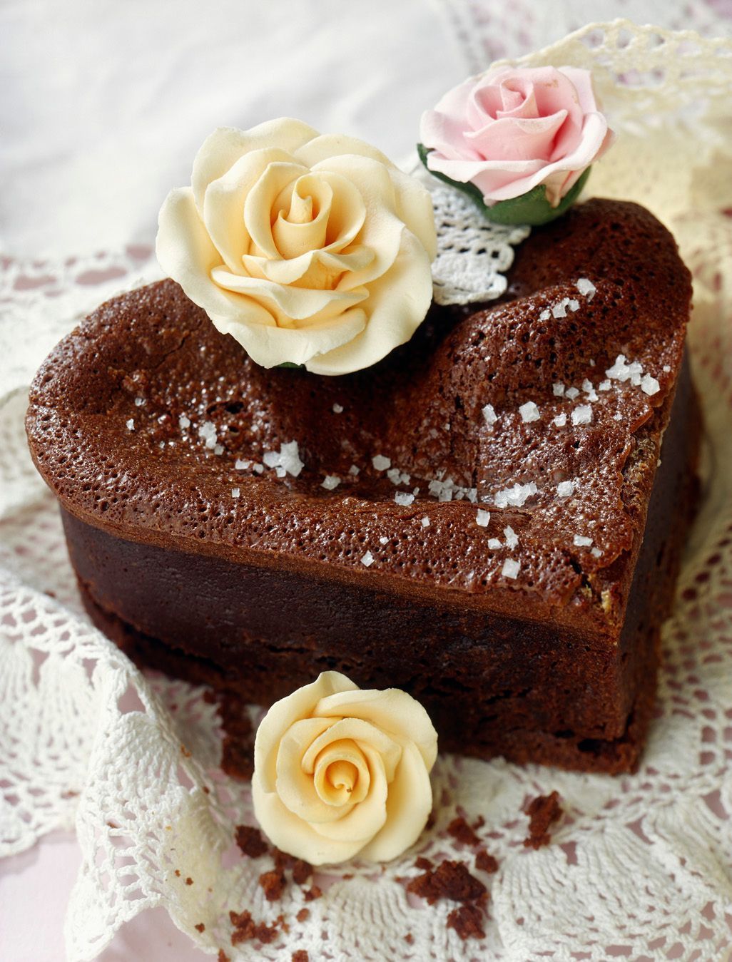 Schokoladenkuchen in Herzform mit Mandeln