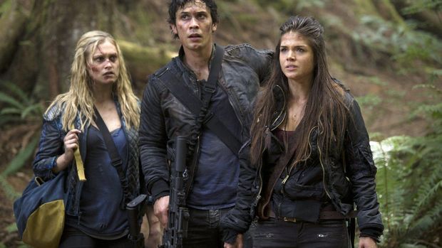 Clarke (Eliza Taylor, l.), Bellamy (Bob Morley, M.) und Octavia (Marie Avgeropoulos, r.) hoffen, dass sie Finn und Murphy finden, bevor diese bei den Groundern ein Blutbad anrichten ...