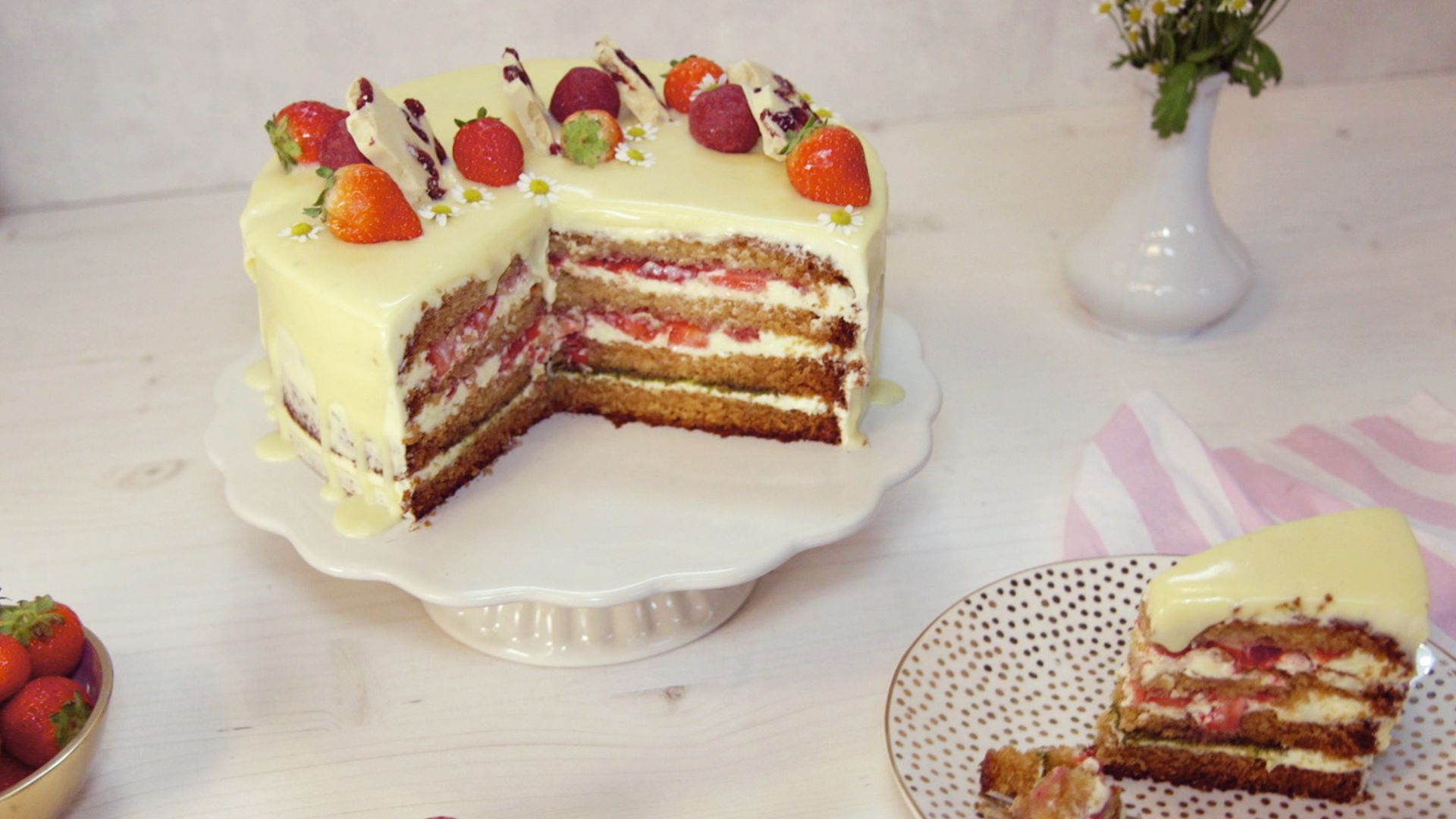 Naked Cake mit Erdbeeren, Rucola-Pesto und weißer Ganache