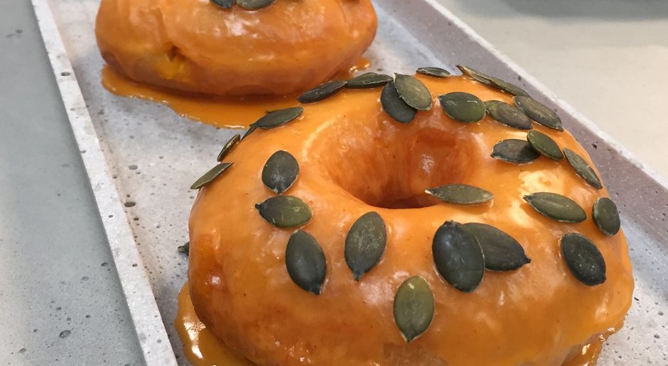 Halloween Donuts mit Kürbis-Füllung 