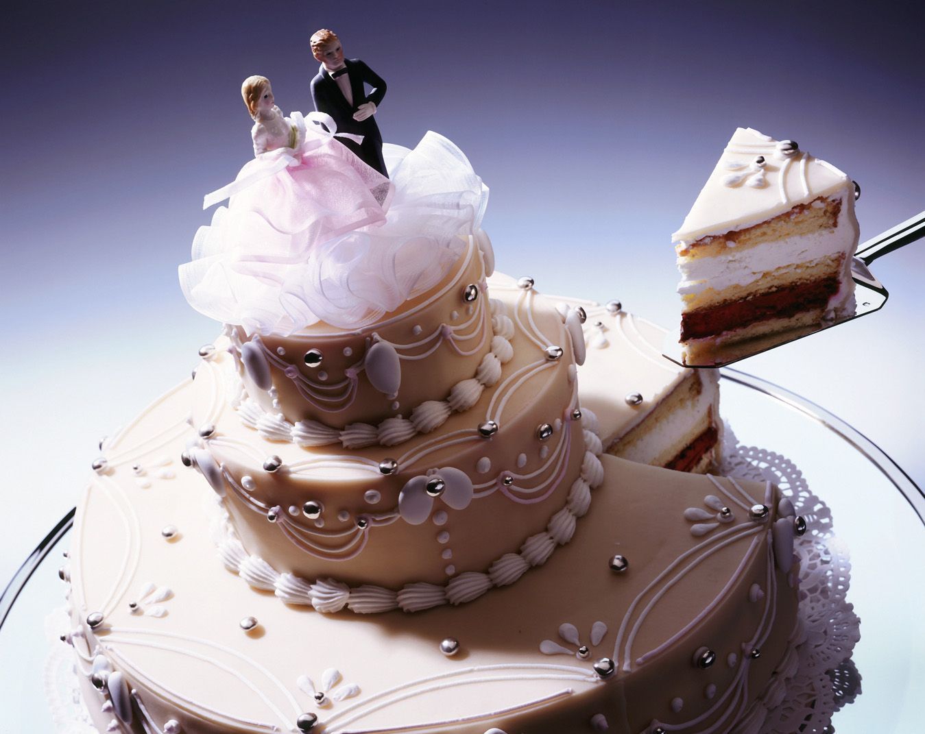 Hochzeitstorte: Torte aus Buttcreme mit Zuckerguss 