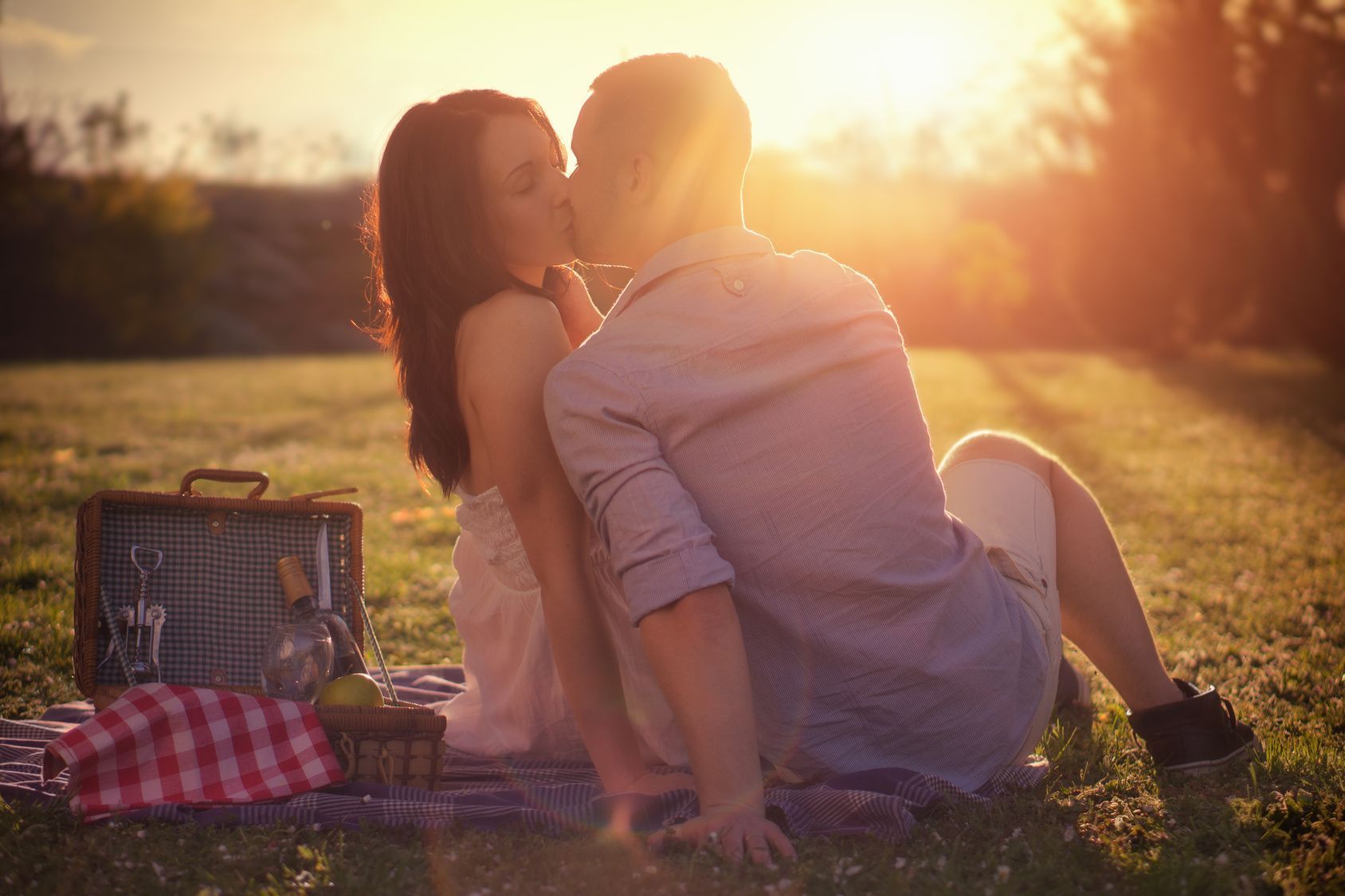 Küssen beim ersten Date erlaubt? Tipps und häufige Fehler 