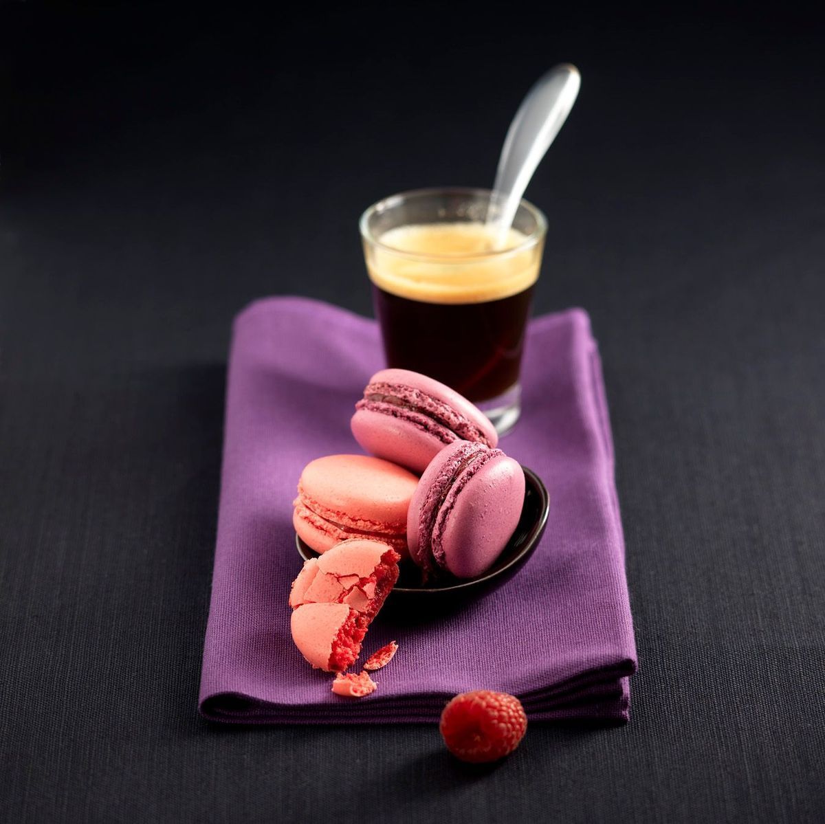 Enie backt: Rezept- Bild Erdbeer- und Himbeer-Macarons