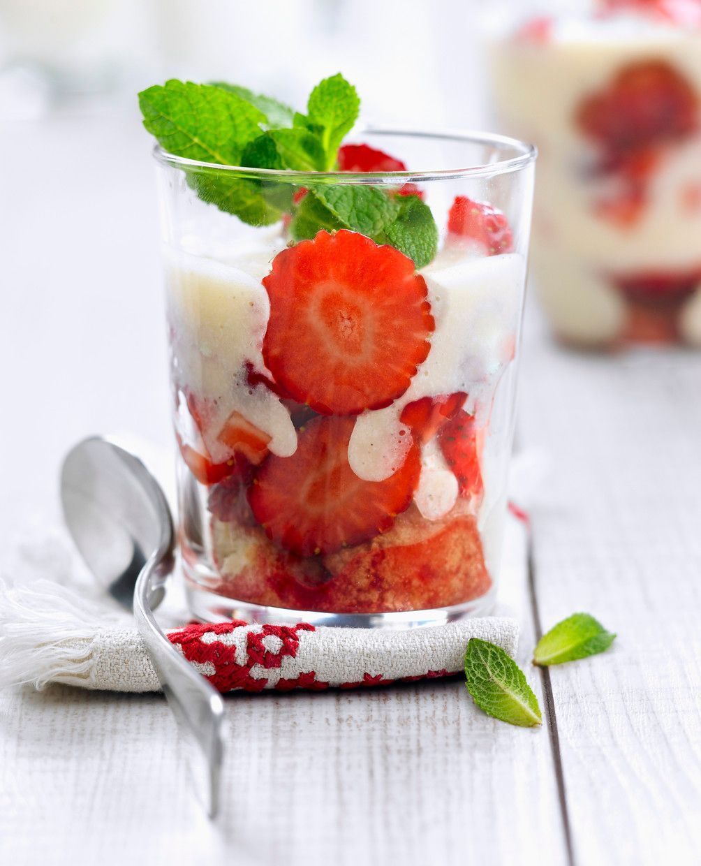 Erdbeerdessert im Glas mit Vanilleeis
