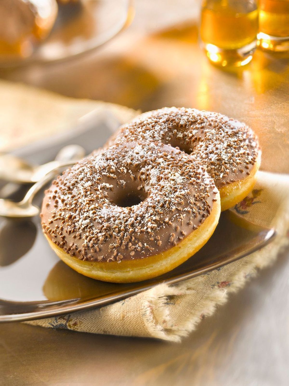 Enie backt: Rezept-Bild Donuts mit Schokolade und Haselnüssen		