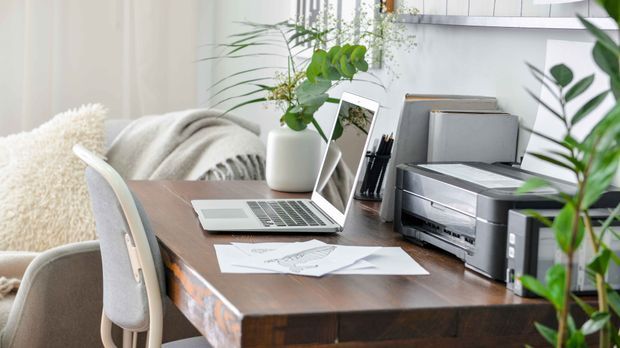 Schreibtisch organisieren: 5 Schritte für Ordnung im Büro