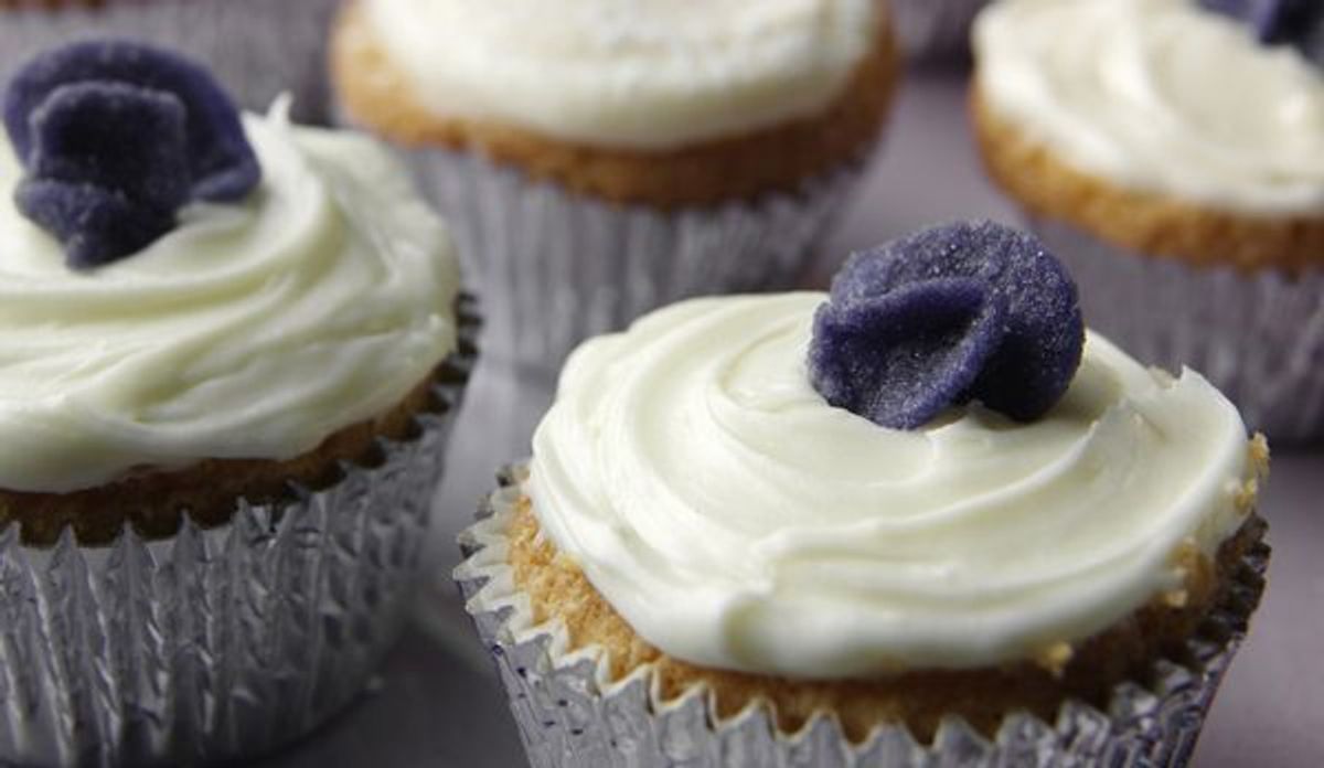 Enie backt: Rezept-Bild Veilchen-Cupcake