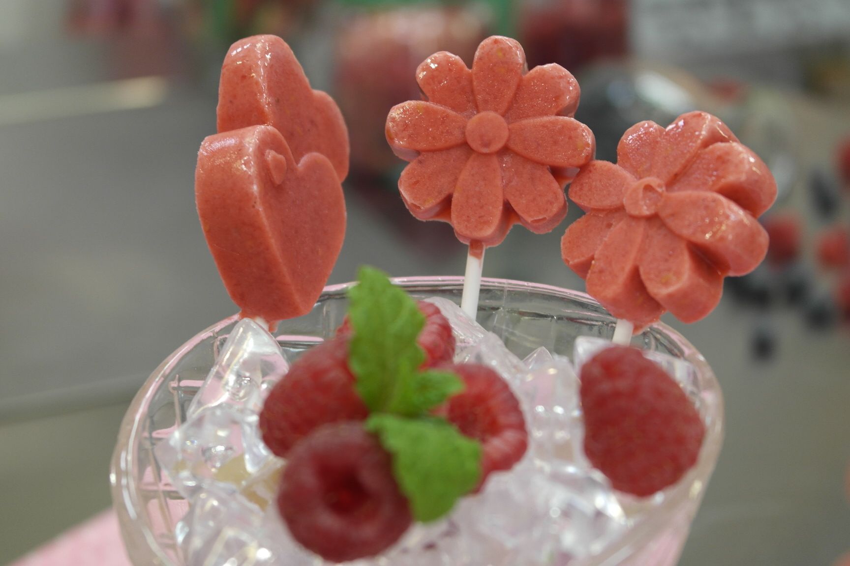 Eis mit Himbeeren und Erdbeeren