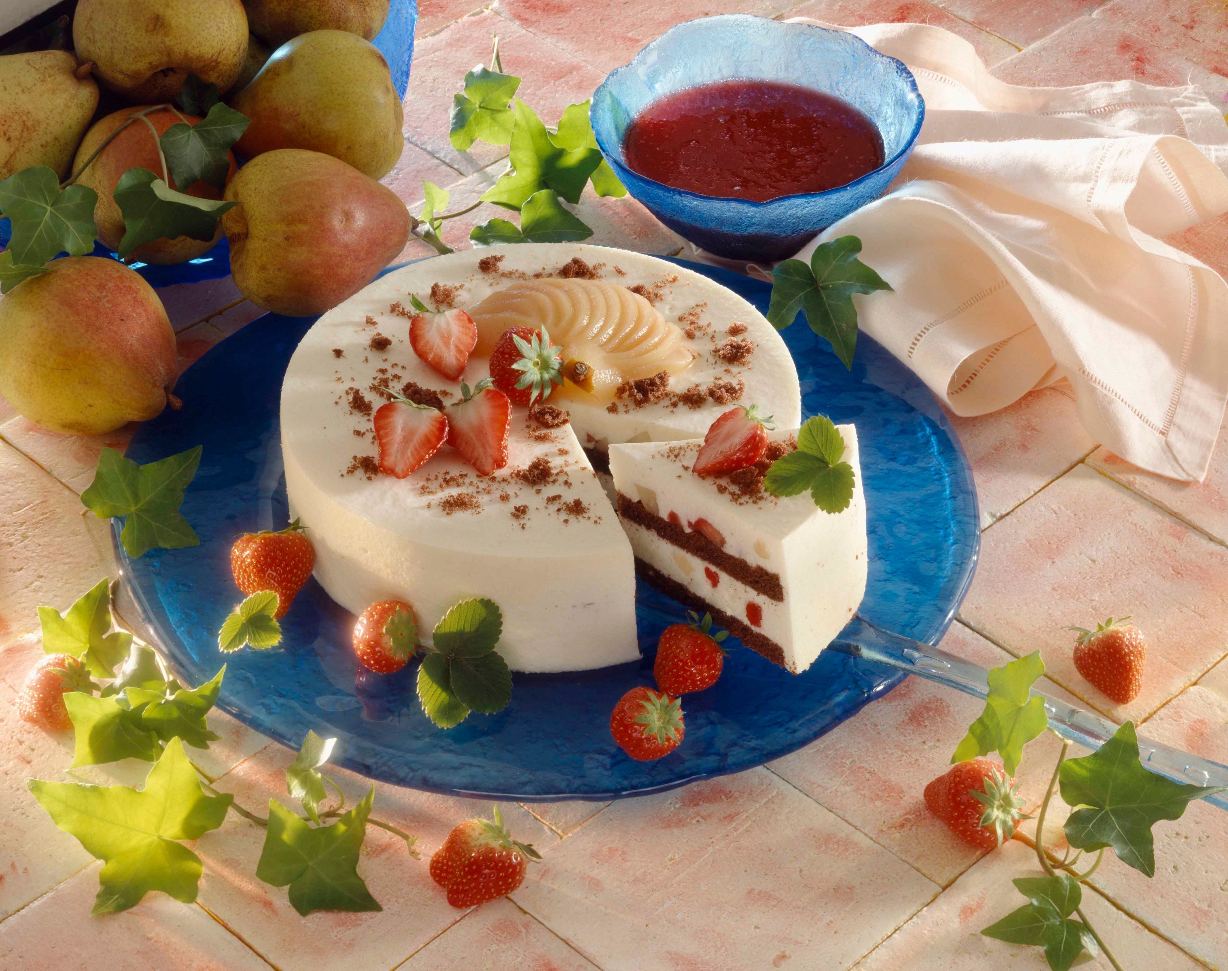 Bayrisch-Creme Torte mit Erdbeeren und Birnen