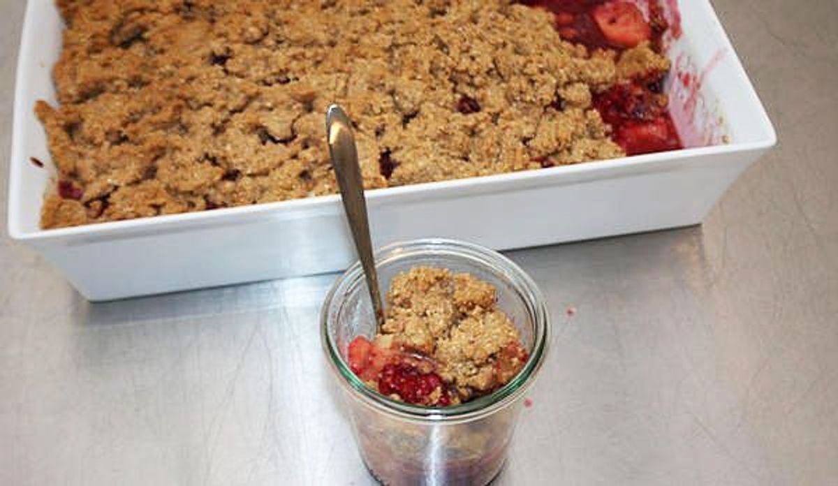 Enie backt: Apfel-Himbeer-Crumble