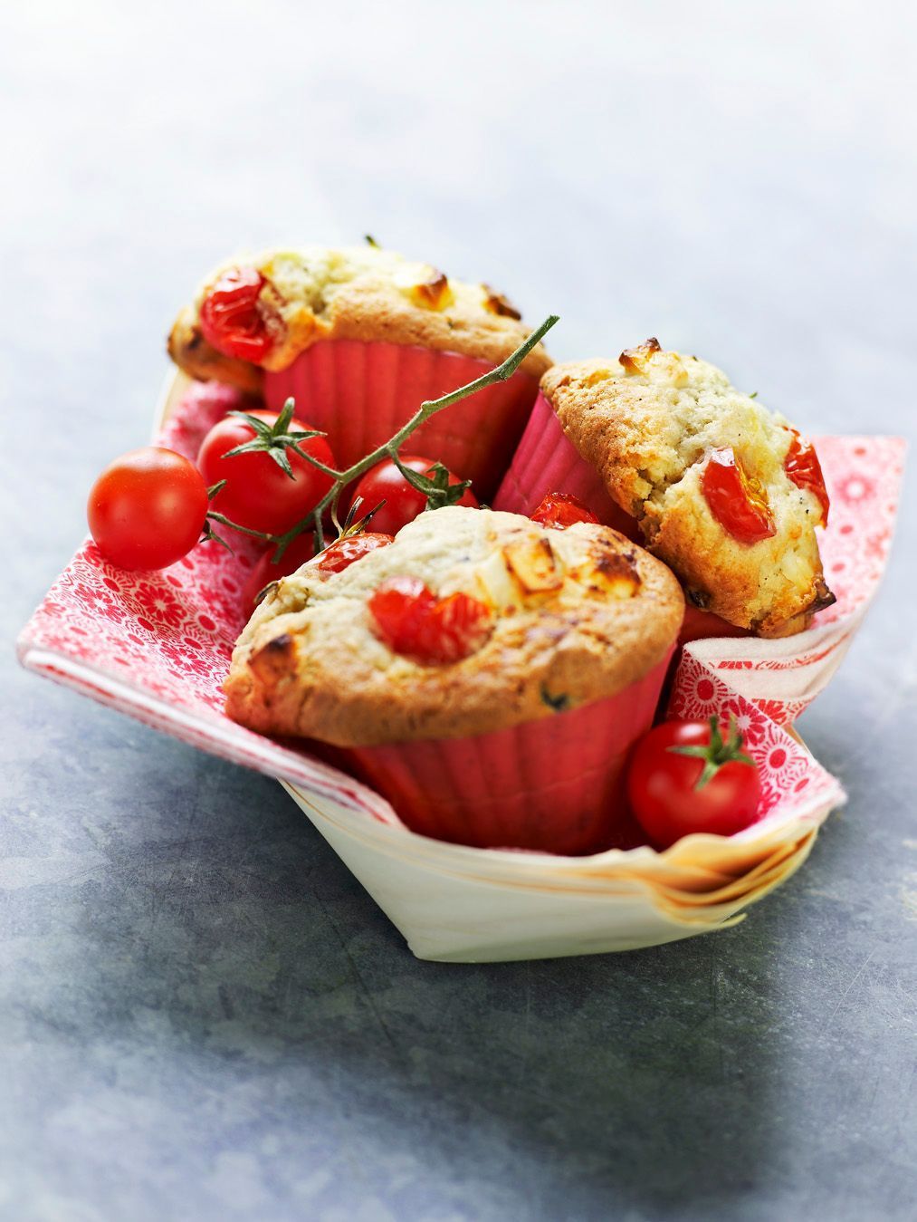 Muffins mit Tomaten und Basilikum