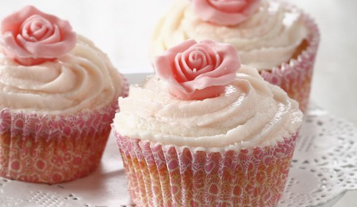 Enie backt: Rezept-Bild Rosen-Cupcakes