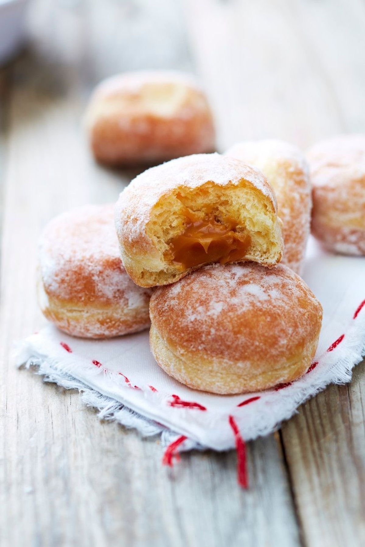 Enie backt: Rezept-Bild Krapfen mit Karamellfüllung							