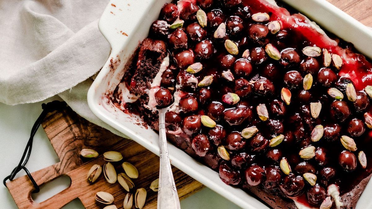 Sauerkirsch-Brownie mit gesalzenen Pistazien